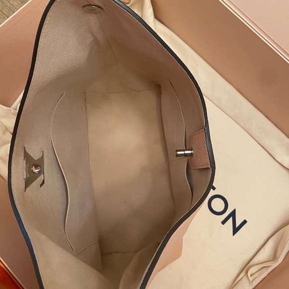 COPY - Louis Vuitton-Lockme Hobo AUTHENTIC - Picture 15 of 17